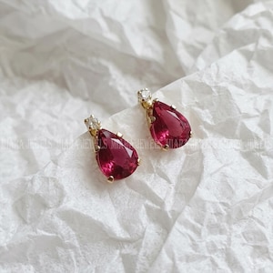 Pendientes de botón en forma de lágrima para mujer con rubí rojo talla pera de 2,00 ct, chapados en oro amarillo de 14k y plata de ley 925. Un bonito regalo de cumpleaños para ella.