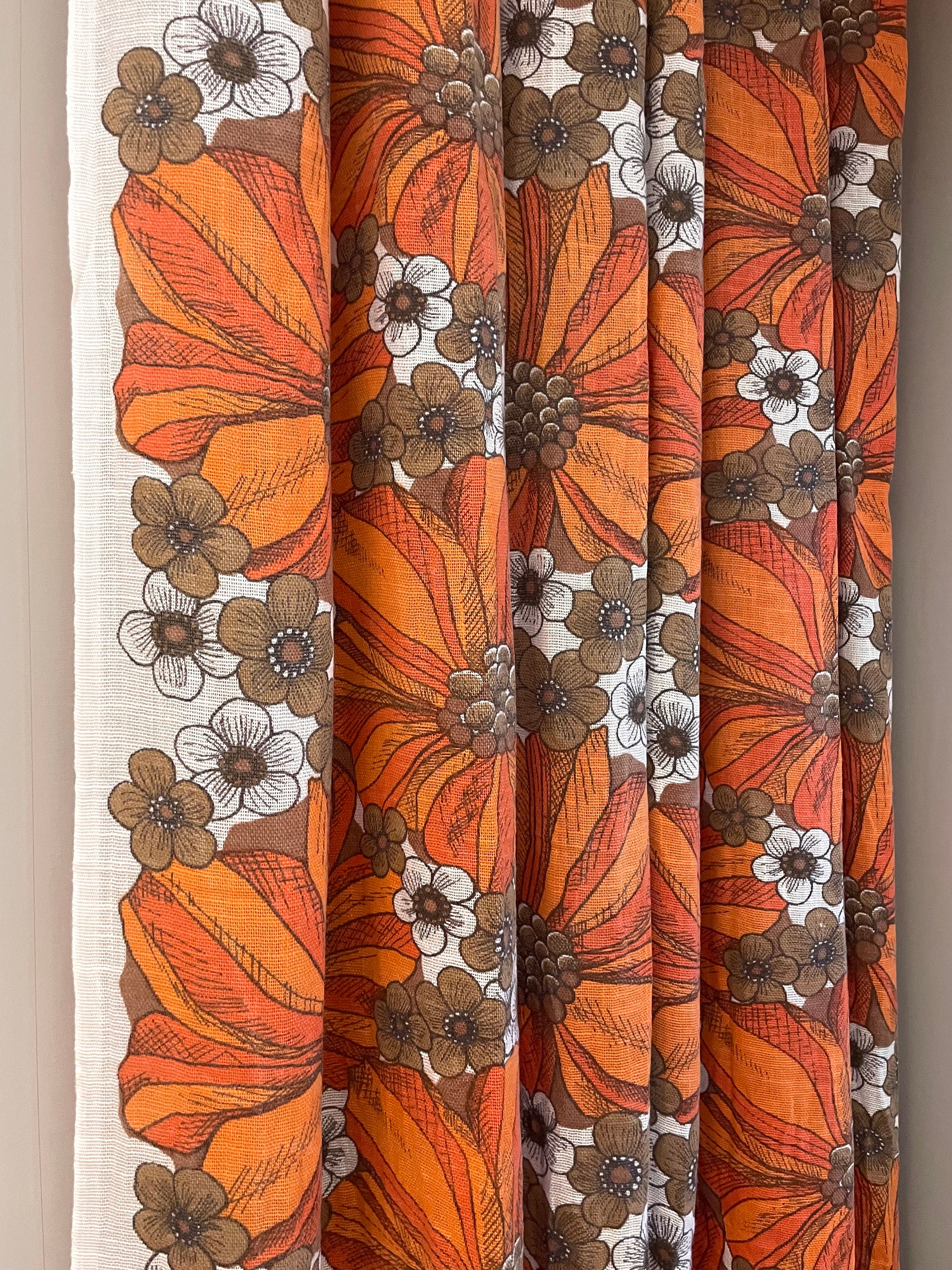2 visillos escandinavos en tejido floral Pompeja diseño Märta Lena  Bjerhagen, cortinas de salón modernas. -  México
