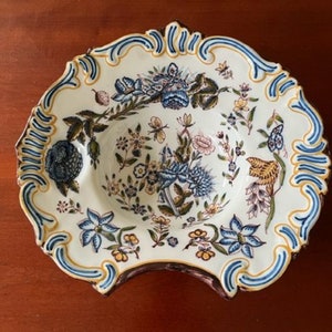 Large polychrome painted Razor Basin Royal Tichelaar Makkum Second half of the 20th century.