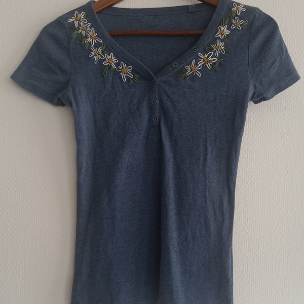 T-shirt col V vintage avec fleurs d'edelweiss brodées et boutons bleus. Taille XS-S