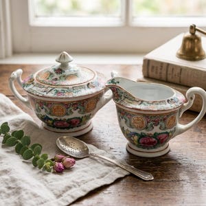 Juego de crema y azúcar de porcelana china vintage - Jarra de crema y azucarero con tapa pintados a mano con el diseño Famille Rose, y juego de té con el patrón de longevidad Mun Shou.