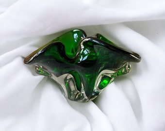 Elegant  mid century emerald green heavy glass art bowl, vase, dish vintage 1950’s unmarked