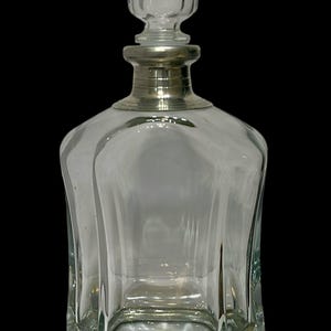Europäische Vintage Glas Karaffe mit silberfarbener Basis & Stopfen, schwere Mid-Century Barware, Modell 148 markiert