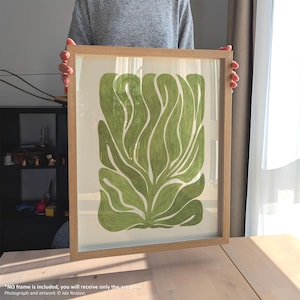 Stampa artistica botanica organica verde lunatico, poster di piante astratte con foglie fluide e calme, toni moderni della terra smorzati, arredamento rustico scandinavo per la casa