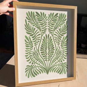 Stampa artistica da parete con felce verde astratta e malinconica, arte popolare scandinava moderna botanica organica, decorazioni per la casa semplici con foglie primaverili minimaliste neutre