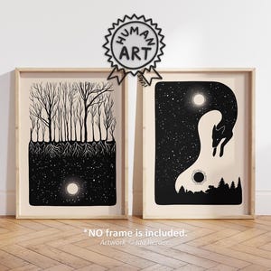 Könnte beinhalten: Zwei gerahmte Kunstdrucke mit schwarz-weißen Illustrationen. Der linke Druck zeigt Bäume mit Wurzeln über einem Sternenhimmel mit Mond. Der rechte Druck zeigt die Silhouette eines Fuchses vor einem Sternenhimmel mit Mond und Waldlandschaft.