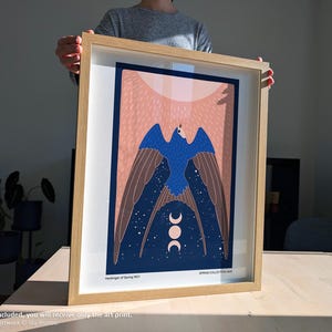 Abstrakte Schwalbe Moderne Folk Art Druck, Marine Blau Muted Pink Frühlingswand-Plakat, Mystischer Fliegender Vogel, Sonne & Mond Pagan Dekor