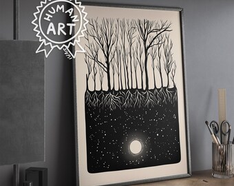 Puede incluir: Una lámina de arte rectangular con una ilustración en blanco y negro de un bosque con árboles desnudos sobre el suelo y sus raíces extendiéndose hacia un cielo nocturno estrellado con una luna brillante, dentro de un marco negro.