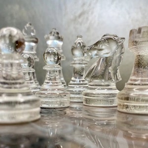 Figuras de ajedrez hechas a mano, juego de fichas de damas hechas de resina epoxi/piezas de ajedrez negras/figuras de ajedrez transparentes/arte de resina/juego de mesa/regalo de ajedrez