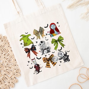 Puede incluir: Un bolso tote de color crema con ilustraciones coloridas de personajes y lazos de una popular pel&iacute;cula animada. El dise&ntilde;o incluye im&aacute;genes de Sally, Jack Skellington y Oogie Boogie, junto con murci&eacute;lagos y estrellas. El bolso tiene dos asas.