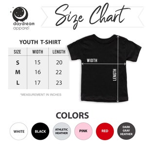 K&ouml;nnte beinhalten: Gr&ouml;&szlig;entabelle f&uuml;r T-Shirts f&uuml;r Kinder mit Ma&szlig;en in Zoll. Die Tabelle zeigt die Gr&ouml;&szlig;en S, M und L mit den entsprechenden Breiten- und L&auml;ngenma&szlig;en. Die Tabelle wird von einem schwarzen T-Shirt mit den Worten "WIDTH" und "LENGTH" begleitet. Unter der Tabelle befinden sich Farbmuster f&uuml;r Wei&szlig;, Schwarz, Athletik-Heather, Pink, Rot und Dunkelgrau-Heather.