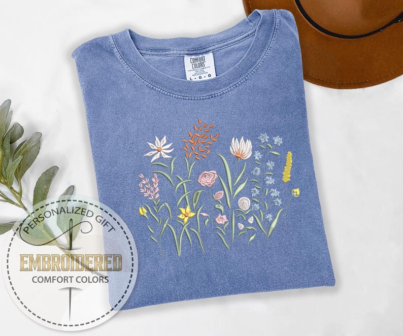 Wildflower Embroidered Shirt, Comfort Colors Tee, Cottagecore Botanical Shirt, Gift For Her, Spring Floral Outfit, Nature Lover T-Shirt bild 6