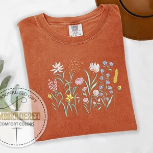 Wildflower Embroidered Shirt, Comfort Colors Tee, Cottagecore Botanical Shirt, Gift For Her, Spring Floral Outfit, Nature Lover T-Shirt bild 2