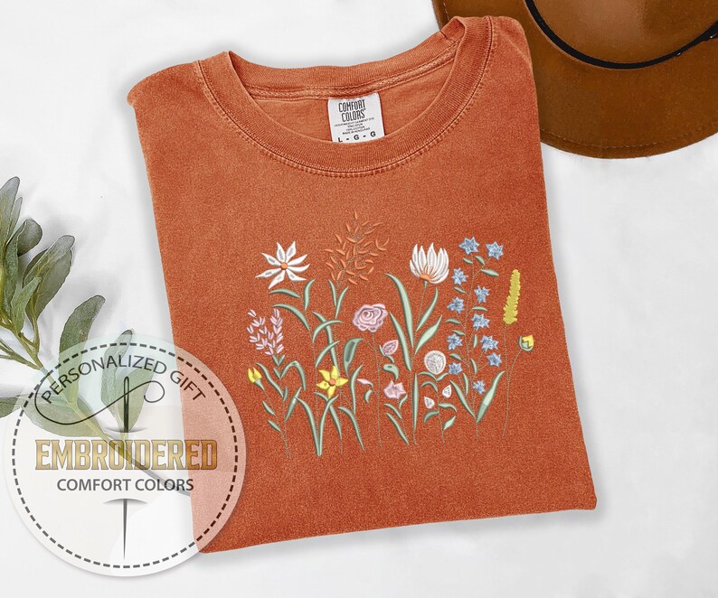 Wildflower Embroidered Shirt, Comfort Colors Tee, Cottagecore Botanical Shirt, Gift For Her, Spring Floral Outfit, Nature Lover T-Shirt bild 2