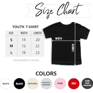 K&ouml;nnte beinhalten: Ein schwarzes Jugend-T-Shirt mit einer Gr&ouml;&szlig;entabelle mit Ma&szlig;en in Zoll. Die Tabelle listet die Gr&ouml;&szlig;en S, M und L mit den entsprechenden Breiten und L&auml;ngen auf. Farboptionen sind Wei&szlig;, Schwarz, Natur, Athletic Heather, Pink, Rot und Dunkelgrau Heather.