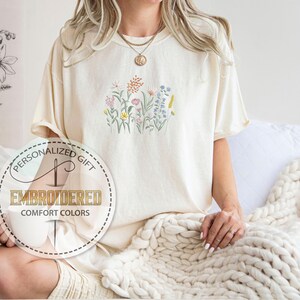 Wildflower Embroidered Shirt, Comfort Colors Tee, Cottagecore Botanical Shirt, Gift For Her, Spring Floral Outfit, Nature Lover T-Shirt bild 3