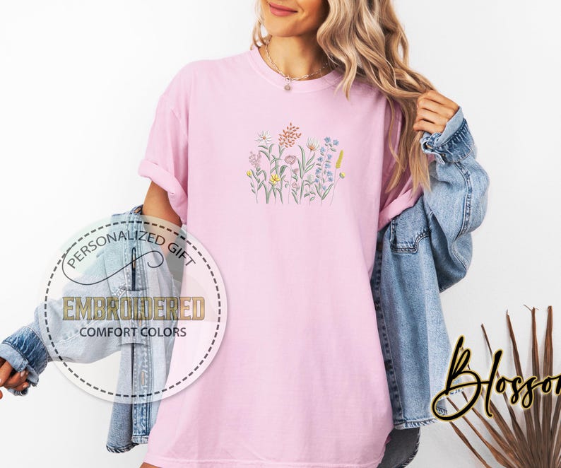 Wildflower Embroidered Shirt, Comfort Colors Tee, Cottagecore Botanical Shirt, Gift For Her, Spring Floral Outfit, Nature Lover T-Shirt bild 4