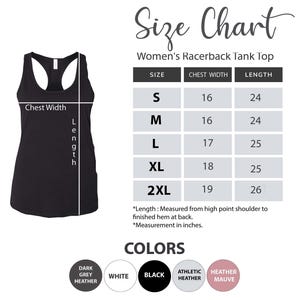 K&ouml;nnte beinhalten: Schwarzes Racerback-Tanktop mit Gr&ouml;&szlig;entabelle. Die Tabelle zeigt Brustweite und L&auml;nge in Zoll f&uuml;r die Gr&ouml;&szlig;en S bis 2XL. Farboptionen sind dunkelgrau meliert, wei&szlig;, schwarz, athletic heather und heather mauve.