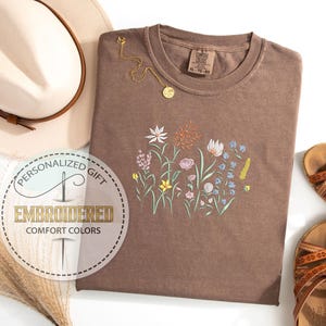 Wildflower Embroidered Shirt, Comfort Colors Tee, Cottagecore Botanical Shirt, Gift For Her, Spring Floral Outfit, Nature Lover T-Shirt bild 7