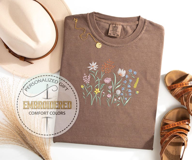 Wildflower Embroidered Shirt, Comfort Colors Tee, Cottagecore Botanical Shirt, Gift For Her, Spring Floral Outfit, Nature Lover T-Shirt bild 7