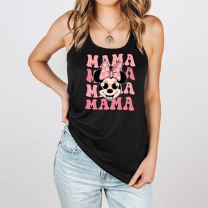 K&ouml;nnte beinhalten: Schwarzes Tanktop mit einem pinkfarbenen und wei&szlig;en Grafikdruck von Minnie Mouse mit Sonnenbrille und Schleife mit Blumen. Der Text "MAMA" wird viermal in einer Retro-Schrift wiederholt.