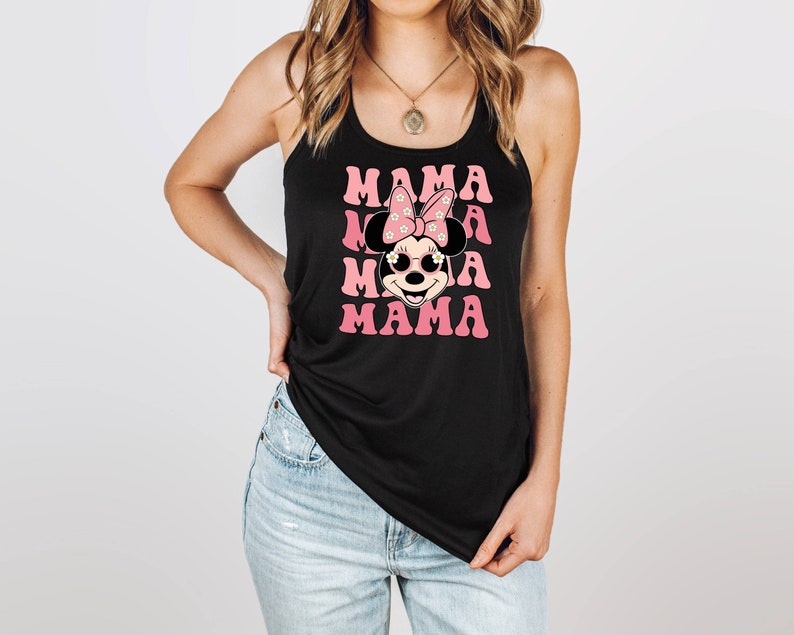 K&ouml;nnte beinhalten: Schwarzes Tanktop mit einem pinkfarbenen und wei&szlig;en Grafikdruck von Minnie Mouse mit Sonnenbrille und Schleife mit Blumen. Der Text "MAMA" wird viermal in einer Retro-Schrift wiederholt.