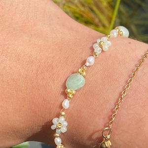 Handmade beaded daisy bracelet with aventurine and freshwater pearls, floral bracelet, anniversary gift for her, seedbead bracelet
