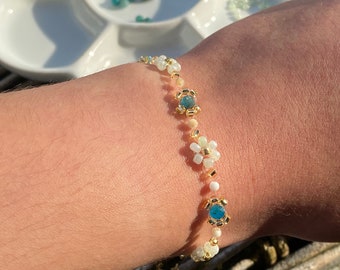 Handmade beaded daisy bracelet with apatite gemstone beads and sheashell beads - unique nature-inspired jewelry for summer and beach lovers