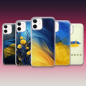 Könnte beinhalten: Vier verschiedene Handyhüllen mit Designs, die vom ukrainischen Flagge inspiriert sind. Die Designs umfassen ein abstraktes gelbes und blaues Design, ein florales Design mit gelben Blumen und blauen Blättern, ein geometrisches Design mit gelben und blauen Dreiecken und ein Design mit Weizenähren und einem traditionellen ukrainischen Muster.