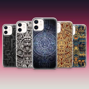 Peut inclure: Ensemble de six coques de téléphone avec des motifs d'inspiration aztèque. Les coques sont toutes noires et blanches avec des motifs et des symboles complexes.