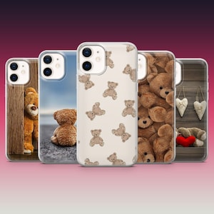 Könnte beinhalten: Fünf transparente Smartphone-Hüllen mit verschiedenen Teddybär-Motiven. Eine zeigt einen Bären hinter Holz, eine einen Bären auf einem Weg, eine mit einem Bärenmuster, eine mit einem Haufen Bären und eine mit hängenden Herzen und einem roten Herz.