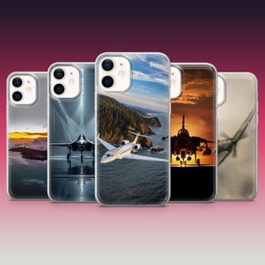 Può includere: Set di cinque custodie per telefono trasparenti con diverse silhouette di aerei su sfondi di tramonto e oceano. Le custodie presentano un aereo da combattimento, un jet privato, un aereo militare e un aereo a elica.