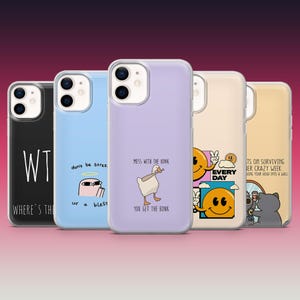 Peut inclure: Plusieurs coques de téléphone de couleurs variées, chacune avec des graphismes et du texte uniques. Les motifs incluent un canard avec une batte de baseball, un smiley et les phrases "MESS WITH THE HONK" et "EVERY DAY".