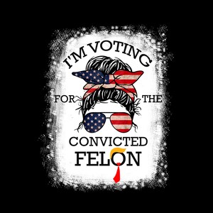 Puede incluir: Un gráfico blanco con un aspecto desgastado presenta a una mujer con un moño desordenado que lleva una bandana roja, blanca y azul y gafas de sol. El texto dice "I'm Voting For The Convicted Felon" con una corbata amarilla y roja.