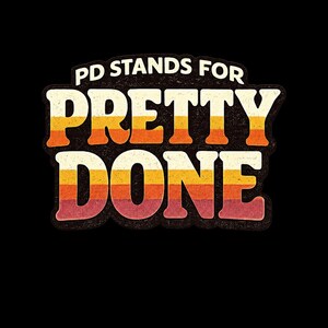 Puede incluir: Un diseño gráfico con el texto PD STANDS FOR PRETTY DONE en una fuente de bloque negrita. Las letras tienen un patrón de rayas horizontales en tonos crema, amarillo, naranja y rojo, con una textura desgastada sobre un fondo negro.