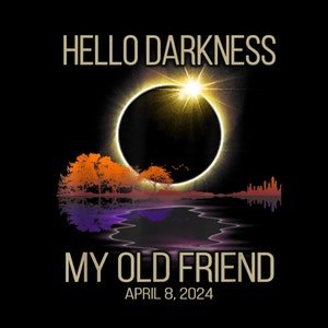 Puede incluir: Un diseño gráfico negro y dorado con un eclipse solar, árboles y una masa de agua. El texto "HELLO DARKNESS MY OLD FRIEND" está en letras doradas. La fecha "APRIL 8, 2024" está en letras doradas más pequeñas debajo del texto principal.