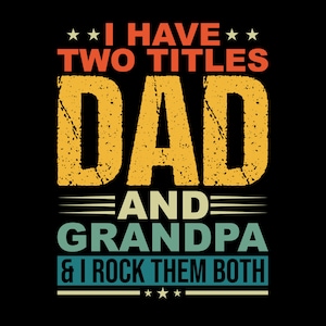 Può includere: Una grafica in stile vintage con il testo "Ho due titoli Papà e Nonno & Li rocko entrambi". Il testo è in un font usurato con uno schema di colori giallo, arancione e blu.