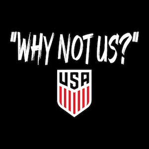 Puede incluir: Un diseño gráfico negro que presenta el texto blanco "WHY NOT US?" en una fuente de trazo de pincel desgastado sobre un emblema en forma de escudo. El emblema muestra las letras "USA" en negro sobre franjas verticales rojas y blancas.