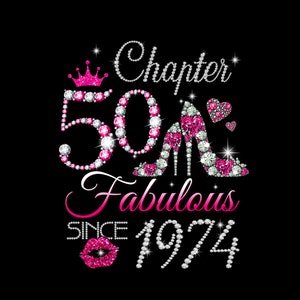 Puede incluir: Un diseño brillante en rosa y plata con el texto "Chapter 50 Fabulous Since 1974". El diseño presenta una corona, un zapato de tacón alto y un corazón.