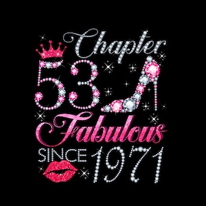 Peut inclure: Un graphique scintillant rose et argent avec une couronne, le chiffre 53, un talon haut, le mot "Chapitre", le mot "Fabuleux" et le texte "Depuis 1971".