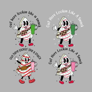 Puede incluir: Cuatro ilustraciones de árboles de Navidad de dibujos animados con ojos saltones, que llevan un cinturón a cuadros marrón y blanco, sosteniendo una bebida verde o rosa, y el texto "Out Here Lookin' Like A Snack".