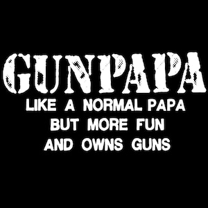Puede incluir: Texto blanco sobre fondo negro que dice "GUNPAPA Como un papá normal pero más divertido y posee armas de fuego".