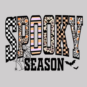 Puede incluir: Un diseño gráfico sobre un fondo gris claro que dice "SPOOKY SEASON" en letras grandes y estilizadas. Las letras tienen varios patrones, incluyendo cuadros, estampado de leopardo y rayas. También se incluyen arañas, telarañas y murciélagos.