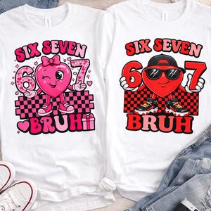 Puede incluir: Dos camisetas blancas con gráficos de corazón a juego. Un corazón guiña un ojo y lleva un lazo, el otro lleva gafas de sol y una gorra. Ambas camisetas tienen el texto "SIX SEVEN" encima de los números "6" y "7", y la palabra "BRUHi" debajo.