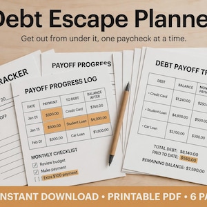 Op de afbeelding: Een printbare Debt Escape Planner PDF-set met een doeltracker, voortgangslogboek en schuld aflossingstracker. De pagina's bevatten tabellen voor het bijhouden van creditcard-, studielening- en autolening-saldi en betalingen, met een houten potlood.