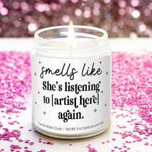 Smells Like She's Listening To Again Kaars, custom muziekliefhebber cadeau, favoriete artiest, cadeau voor vriend, concertcadeau, fangirl
