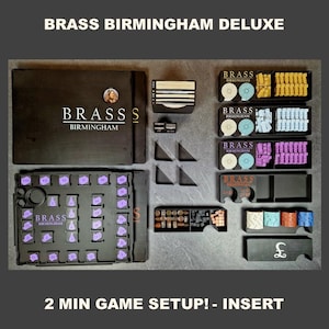 Puede incluir: Un inserto de juego para el juego de mesa Brass: Birmingham Deluxe. El inserto está hecho de plástico negro y tiene compartimentos para todos los componentes del juego, incluyendo el tablero de juego, los tableros de jugador, las fichas y las cartas. El inserto también presenta un logotipo para el juego, "Brass: Birmingham Deluxe".
