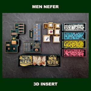Könnte beinhalten: Ein 3D-gedruckter Einsatz für das Brettspiel Men Nefer. Der Einsatz ist aus grünem Kunststoff gefertigt und verfügt über Fächer für alle Spielkomponenten, einschließlich Spielbrett, Kacheln und Spielsteine. Der Einsatz enthält auch einen Platz für die Spielanleitung. Der Einsatz wurde entwickelt, um Spielern zu helfen, ihre Spielkomponenten zu organisieren und das Einrichten und Spielen des Spiels zu erleichtern.