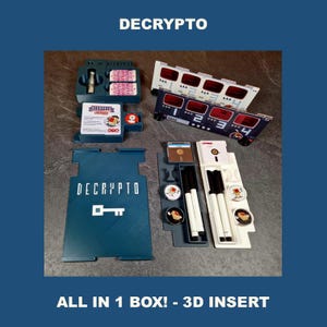 Puede incluir: Una caja de juego azul y blanca con un inserto 3D para el juego de mesa Decrypto. La caja incluye un tablero de juego, cartas y otras piezas de juego. La caja está etiquetada "Decrypto" y "¡Todo en 1 caja! - Inserto 3D".