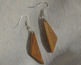Petites boucles d'oreilles triangulaires en bois | Suspensions en teck avec crochets ouverts | Bijoux faits à la main